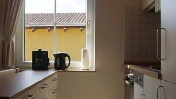 Fridge, oven, dishwasher, coffee/tea maker