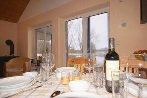 Dining - 4-person vacation home with canoe, wood-burning stove and wonderful lake view in Otterndorf (Otterndorf)