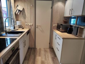 Fridge, oven, dishwasher, coffee/tea maker - 4 person vacation home with sauna and wonderful view of the lake in Otterndorf (Otterndorf)