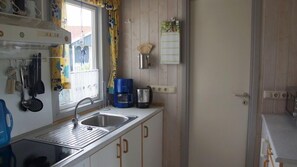 Fridge, oven, dishwasher, coffee/tea maker - 4 person vacation home with sauna and wonderful view of the lake in Otterndorf (Otterndorf)