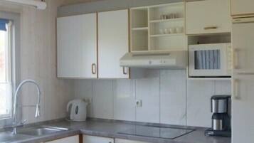 Kühlschrank, Ofen, Geschirrspüler, Wasserkocher mit Kaffee-/Teezubehör