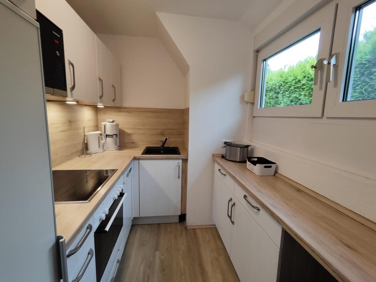 Kühlschrank, Ofen, Geschirrspüler, Wasserkocher mit Kaffee-/Teezubehör