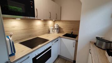 Fridge, oven, dishwasher, coffee/tea maker