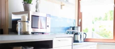 Kylskåp, ugn, diskmaskin och kaffe- och tebryggare