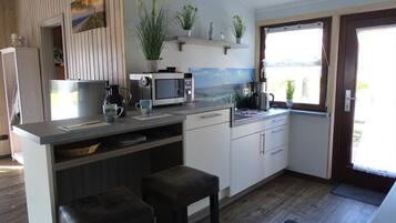 Kühlschrank, Ofen, Geschirrspüler, Wasserkocher mit Kaffee-/Teezubehör