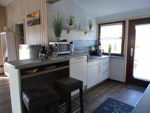 Kühlschrank, Ofen, Geschirrspüler, Wasserkocher mit Kaffee-/Teezubehör