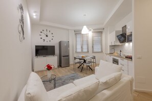 A compact living space with a kitchenette, a dining area, and a seating area. - BnButler - Longhena, 7 (Milano)