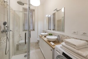 Shower, hair dryer, bidet, towels