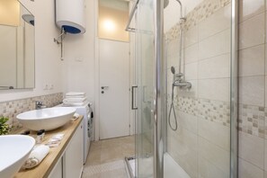 Regadera, secadora de cabello, bidet, toallas 