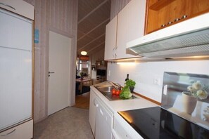 Kühlschrank, Ofen, Geschirrspüler, Wasserkocher mit Kaffee-/Teezubehör