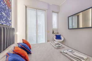A hotel room with a bed, a window, a toilet, and a mirror. - BnButler - Falcone, 5 - App. 2 (Milano)