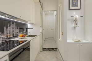 Kjøleskap, mikrobølgeovn, ovn og kokeplater