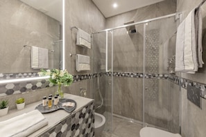 Douche, sèche-cheveux, bidet, serviettes fournies