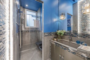 Dusche, Haartrockner, Bidet, Handtücher