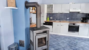 Kühlschrank, Ofen, Geschirrspüler, Wasserkocher mit Kaffee-/Teezubehör