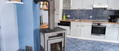 Fridge, oven, dishwasher, coffee/tea maker