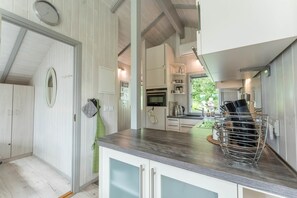 Geladeira, fogão, lava-louças, cafeteira/chaleira