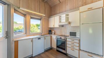 Kühlschrank, Ofen, Geschirrspüler, Wasserkocher mit Kaffee-/Teezubehör