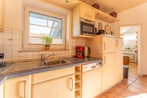 Fridge, oven, dishwasher, coffee/tea maker - 6-person family holiday home with sauna, whirlpool, two toilets and wood-burning stove in Otterndorf (Otterndorf)