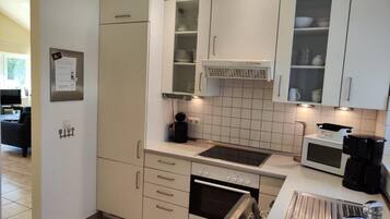 Kühlschrank, Ofen, Geschirrspüler, Wasserkocher mit Kaffee-/Teezubehör