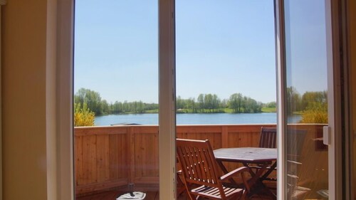 4 Personen Ferienhaus mit Kaminofen, Wintergarten und Kanu, mit einem wundervollen Blick auf den See in Otterndorf