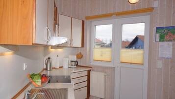 Kühlschrank, Ofen, Geschirrspüler, Wasserkocher mit Kaffee-/Teezubehör