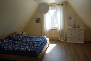 2 bedrooms, free WiFi - 4 person vacation home with two showers and toilets in second row to the dike in Otterndorf (Otterndorf)