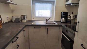 Kühlschrank, Ofen, Geschirrspüler, Wasserkocher mit Kaffee-/Teezubehör