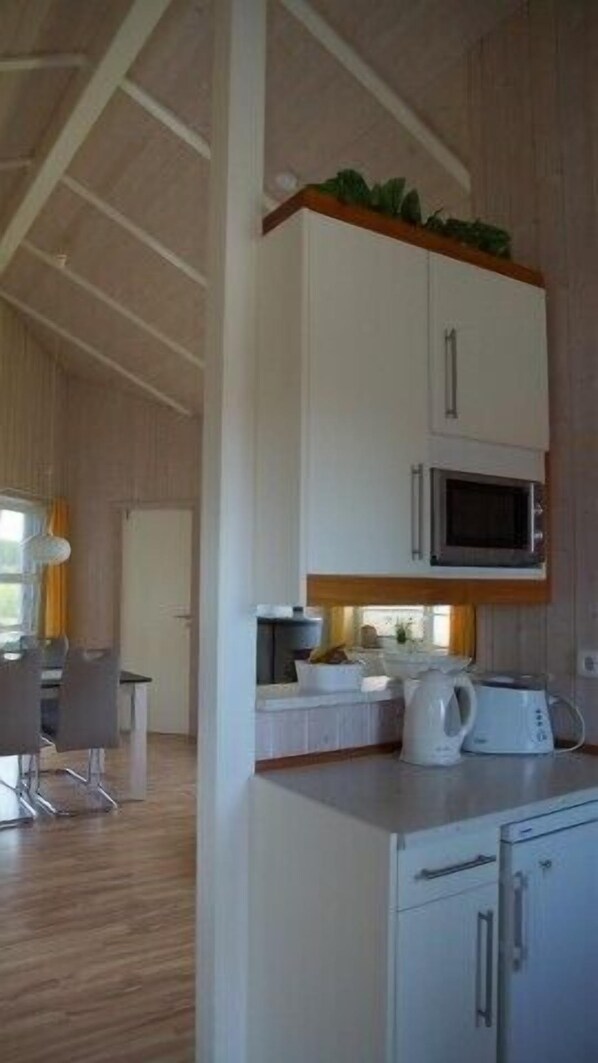 Fridge, oven, dishwasher, coffee/tea maker