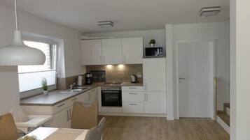 Kühlschrank, Ofen, Geschirrspüler, Wasserkocher mit Kaffee-/Teezubehör