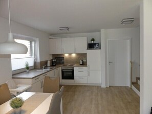 Geladeira, fogão, lava-louças, cafeteira/chaleira