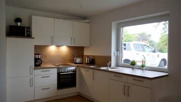 Kühlschrank, Ofen, Geschirrspüler, Wasserkocher mit Kaffee-/Teezubehör