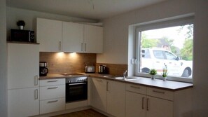 Kühlschrank, Ofen, Geschirrspüler, Wasserkocher mit Kaffee-/Teezubehör