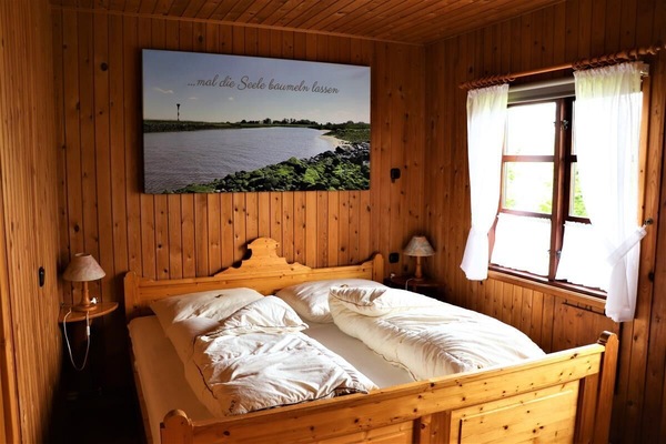 Gemütliches Schlafzimmer mit Doppelbett