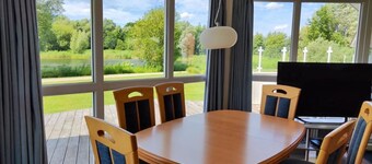 6 Personen Ferienhaus in 1. Reihe zum See mit Kanu und herrlichem Seeblick, Sauna, Whirlpool, Kaminofen, Klimaanlage und E-Tankstelle am Haus in Otterndorf