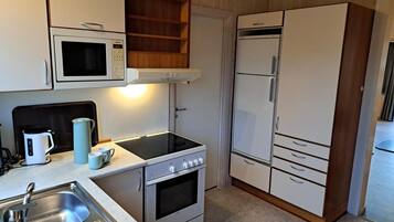 Kühlschrank, Ofen, Geschirrspüler, Wasserkocher mit Kaffee-/Teezubehör