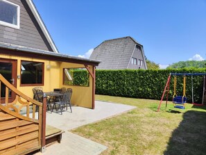 Outdoor dining - 6-person vacation home with 4 bedrooms on three floors with a view of the Weltschiffahrtsweg in Otterndorf (Otterndorf)