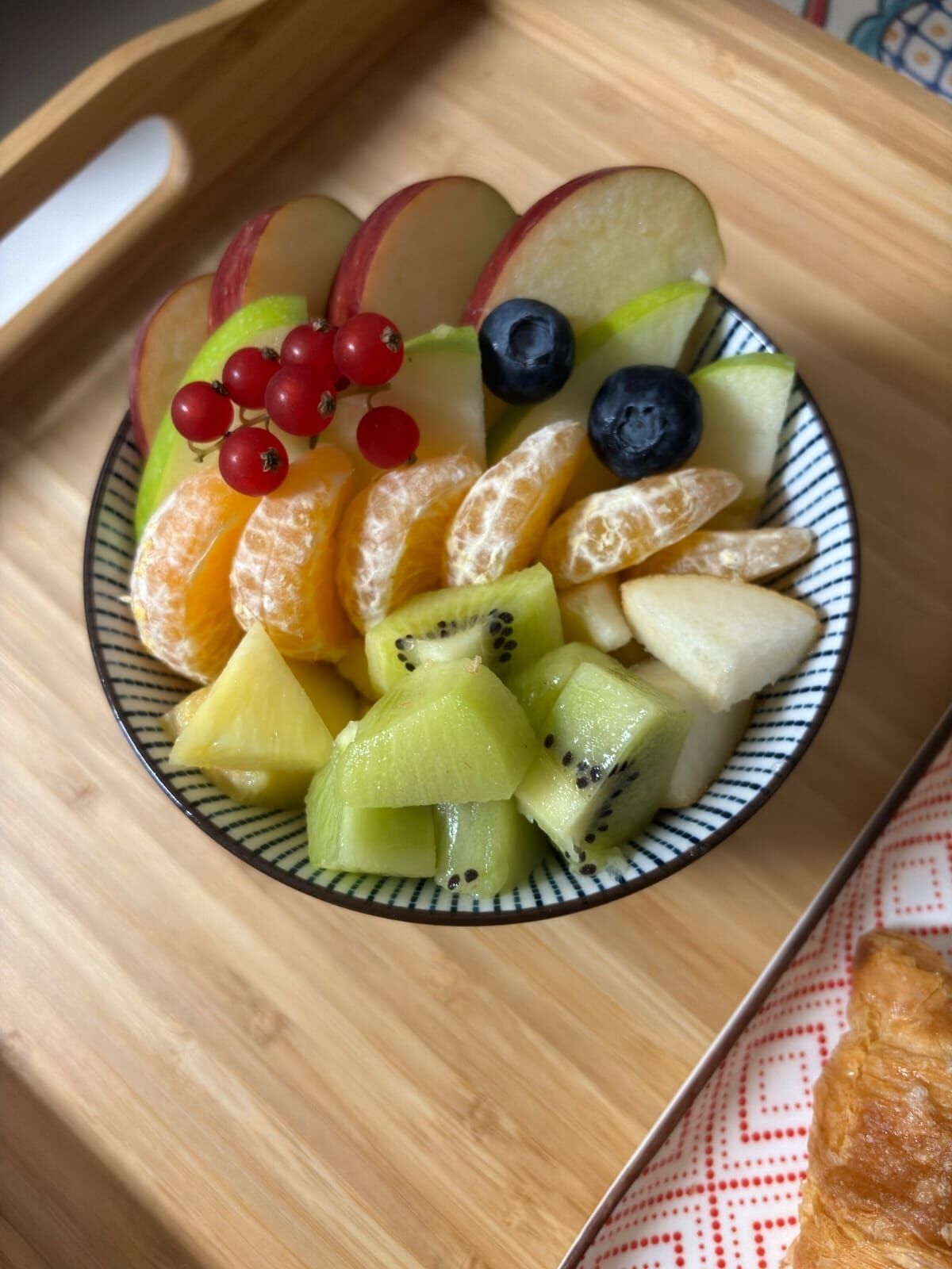 Eine Obstplatte auf einer Holzschale.