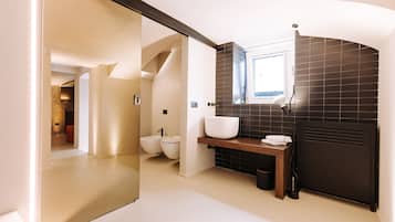 Luxury-Suite | Badezimmer | Badewanne und Dusche (separat), Whirlpool, Haartrockner, Bademäntel