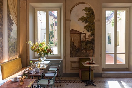 Free daily buffet breakfast. Stella d'Italia