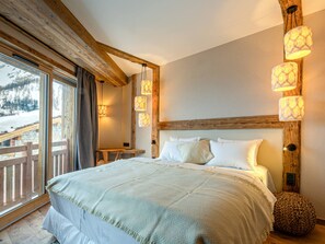5 bedrooms, desk, free WiFi, bed sheets - Luxurious 5-Bedroom Chalet Apartment with Panoramic Mountain View, Wi-Fi, and Garage (Val-d'Isère)