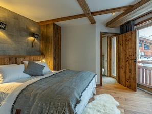 5 bedrooms, desk, free WiFi, bed sheets - Luxurious 5-Bedroom Chalet Apartment with Panoramic Mountain View, Wi-Fi, and Garage (Val-d'Isère)