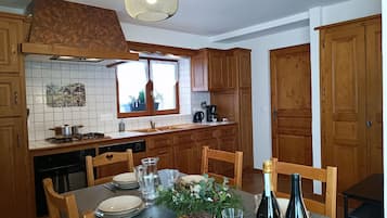 Refrigerador, horno, lavavajillas y cafetera y tetera