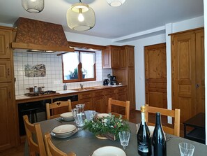 Fridge, oven, dishwasher, coffee/tea maker