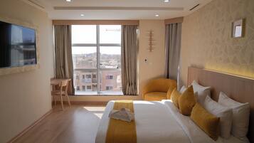 Deluxe Triple Room | Egyptian cotton sheets, premium bedding, pillowtop beds