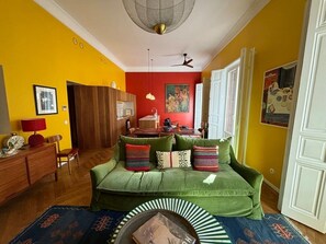 Fernseher, Stereoanlage, Arbeitsbereiche