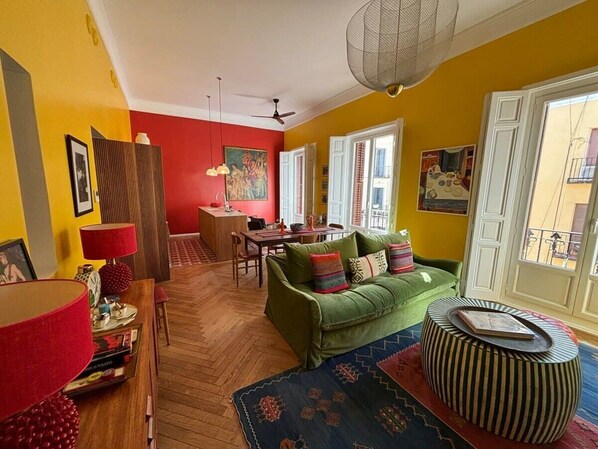 Televisión, estéreo, oficina