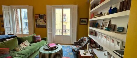 Televisión, estéreo y oficina