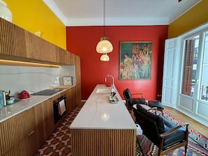 Refrigerador, microondas, horno, placa de cocina