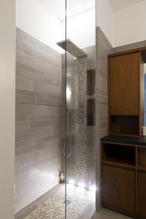 Shower, hair dryer, bidet, towels - Re Umberto Luxury Apartment - City Center - Private Parking (Torino)